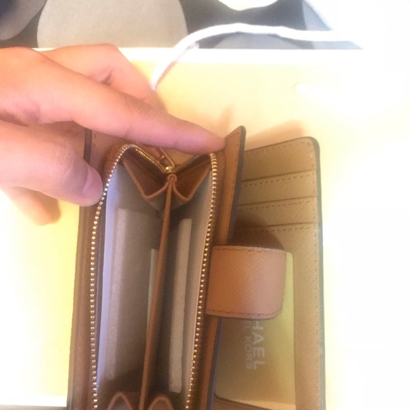 Michael Kors Bifold Zip Coin Wallet - Picture 2 of 6